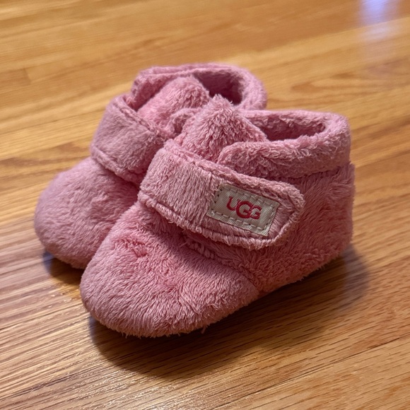 UGG Bay Pink Plush Slippers - Picture 1 of 4